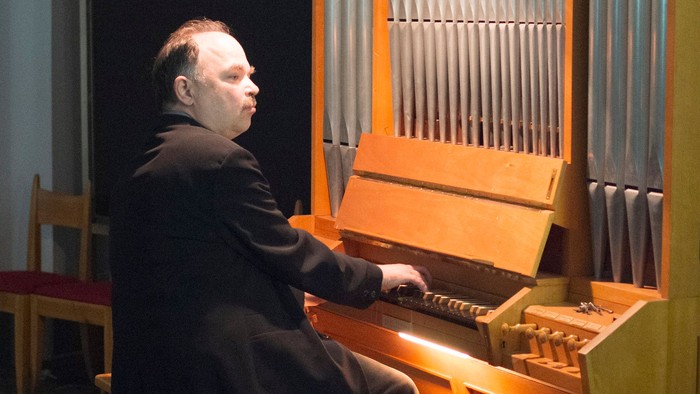 Kirchenmusiker Manfred Maibauer an der Orgel
