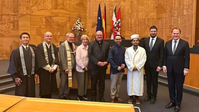 Vertreter:innen der Religionsgemeinschaften hielten im Plenarsaal des Rathauses ein multikonfessionelles Gebet für den neuen Stadtrat.