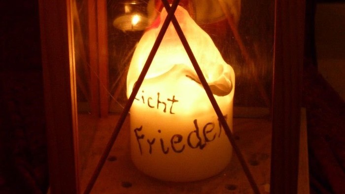 Kerze in einer Laterne mit der Aufschrift *„FRIEDA“*.