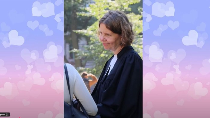 Frau am Steuer eines Autos, lächelnd, mit Sonnenbrille