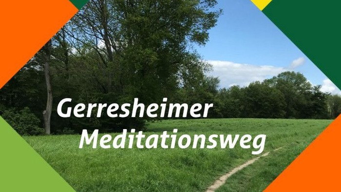 Meditationspfad in der Natur, umgeben von Bäumen und Gras