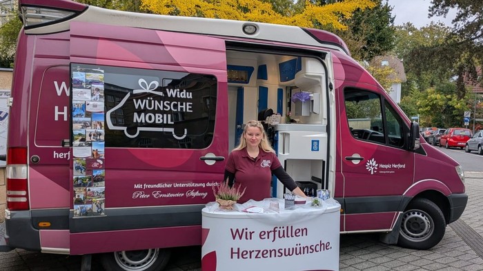 Eine junge Frau an einem Tresen mit der Aufschrift