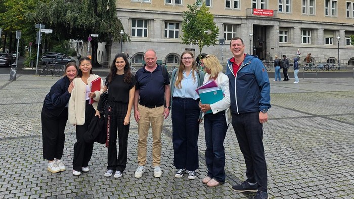 Eine Gruppe von sieben Menschen auf dem Breslauer Platz vor dem Rathaus Friedenau