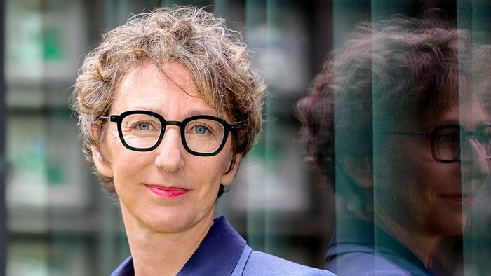 Julia Helmke vor Glaswand