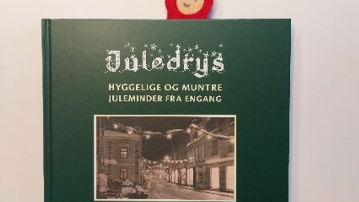 Bog med rødt bogmerke og svart-hvid foto på forsiden