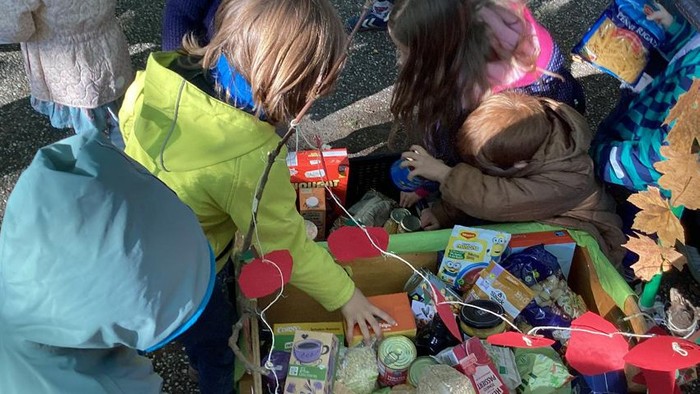 Kinder betrachten Gegenstände auf einem Tisch.