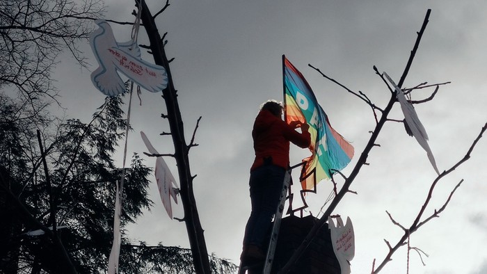 Eine Friedensfahne auf dem Kriegerdenkmal in Lurup
