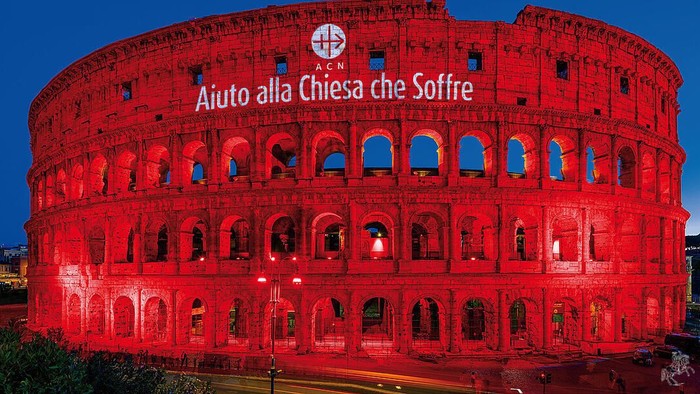 Kolosseum, antikes Gebäude in Rom, rot beleutet