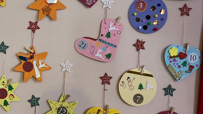 Weihnachtsdekorationen hängen an der Wand