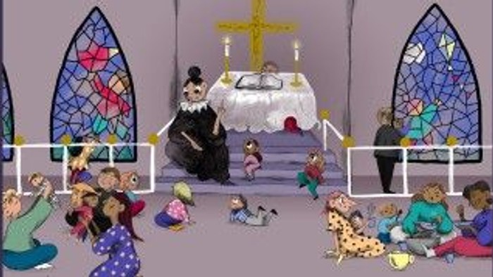 En kirkeinterior med alter, glasmalerier og en præst ved alteret.