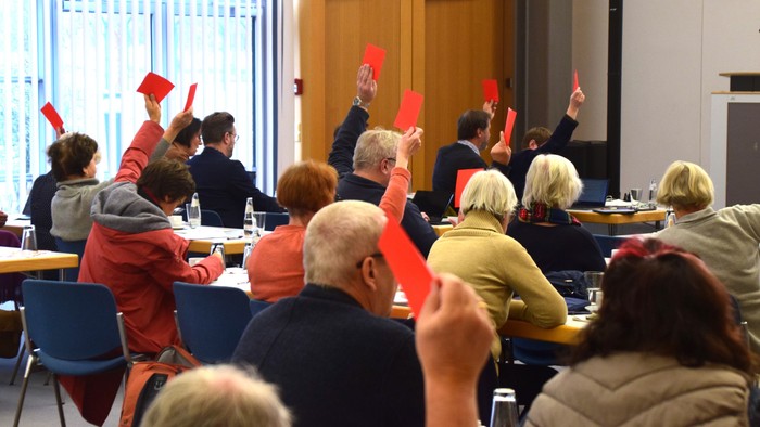 Synodale des Kirchenkreises bei einer Abstimmung