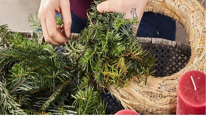 **Flyer für einen Adventskranz-Bastelworkshop** am **26. November 2025** im **Evang. Gemeindezentrum, Blumentalstraße 28, Großpetersdorf** **Programm:** - Geführte Wanderung - Kerzenanzünden - Bewirtung mit kleinen Erfrischungen **Kosten:** **14,00 €** 