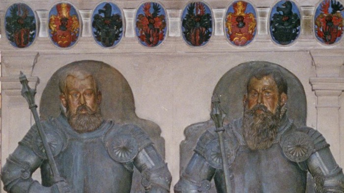 Zwei Ritter in Rüstungen stehen auf Sockel