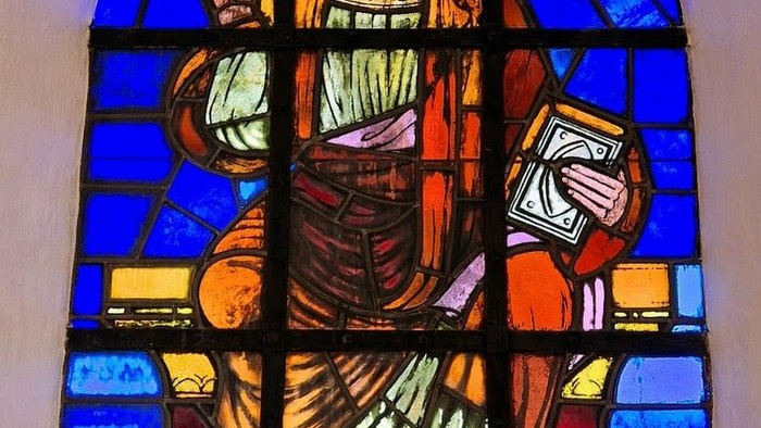 Glassmaleri af Jesus med bog og halo.