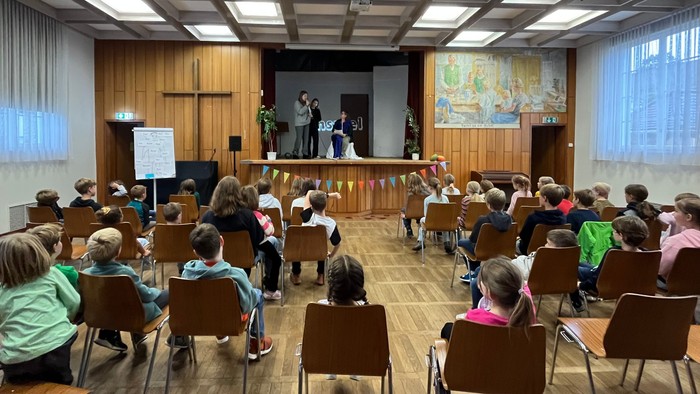 Abenteuerland an Erntedank: Mitarbeiter auf der Bühne spielen eine biblische Geschichte.