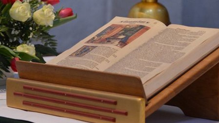 Aufgeschlagene Bibel auf dem Altar