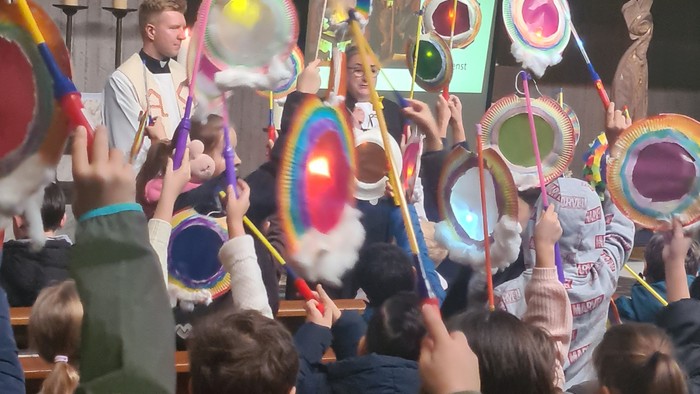 Kinder, die im Klassenzimmer mit Musikinstrumenten spielen.