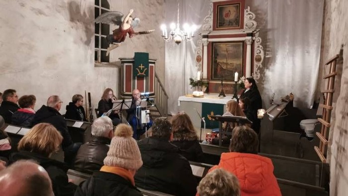 Volle Kirche beim Silvesterkonzert in Kossin. Weit mehr Menschen als Einwohner im Dorf wirken daran mit. 