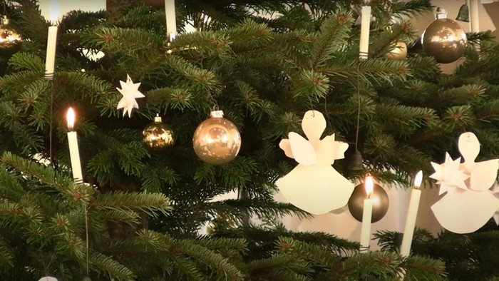 Juletræ pyntet med gyldne kugler og hvide engleudsnit