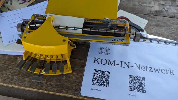 Ein gelbes Komponentenset von KOM-IN-Netzwerk liegt auf einem Tisch.