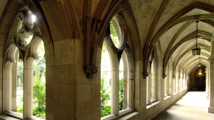 Gewölbe mit Bogenfenstern und Blick auf grünen Garten
