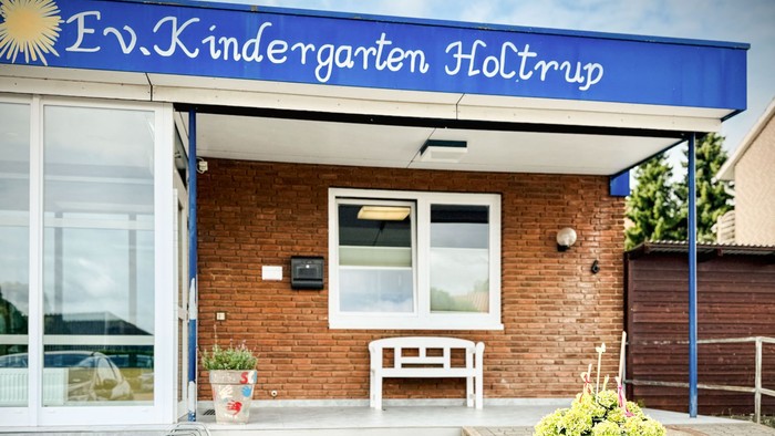 Eingangsbereich des Kindergartens mit dem Namen