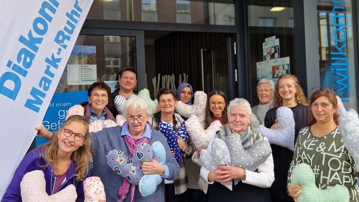 Zahlreiche Frauen haben im November rund 40 Herzkissen für Brustkrebspatientinnen genäht. Die engagierten Helferinnen zeigen auf dem Bild die Ergebnisse