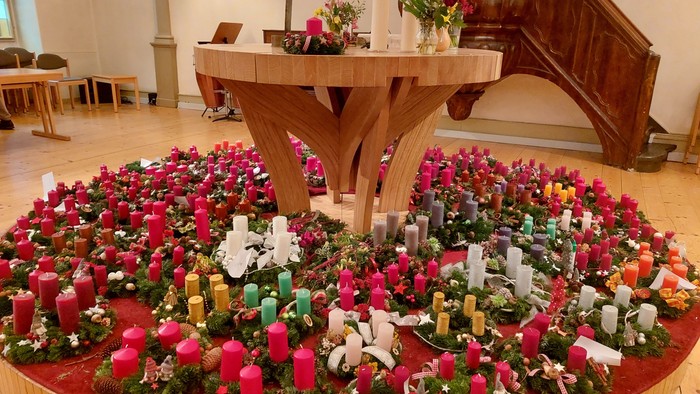 Ein großer Blumenteppich in der Kirche mit einem Altar in der Mitte