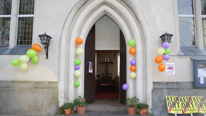 Bunte Ballons zieren den Eingang eines Gebäudes
