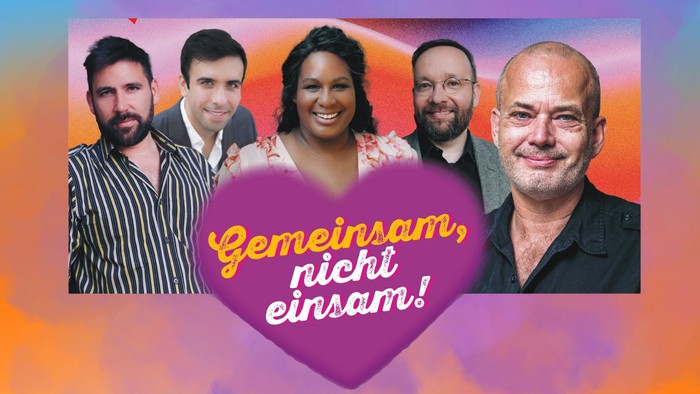 Ensemble mit 5 Personen vor abstraktem bunten Hintergrund, lila Herz mit Text 