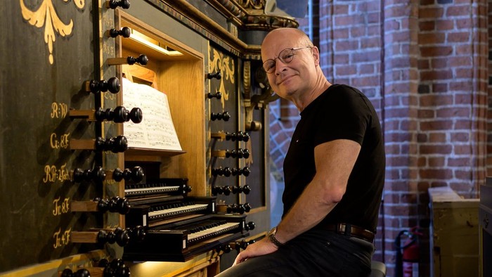 Mand spiller orgel i kirke