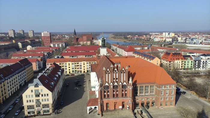 Blick über Frankfurt (Oder) voom Turm der Kirche St. Marien nordwärts. Man erkennt das Rathaus, die Sieben Raben, die Friedenskirche und die Oder.