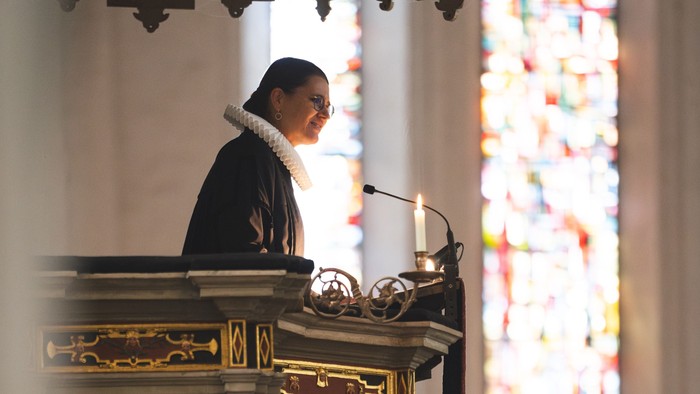 Mann predigt an Kanzel in Kirche