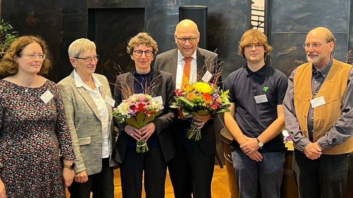 Superintendent Raddatz und Generalsuperintendentin Helmke und das Präsidium der SYnode imGruppenbild.