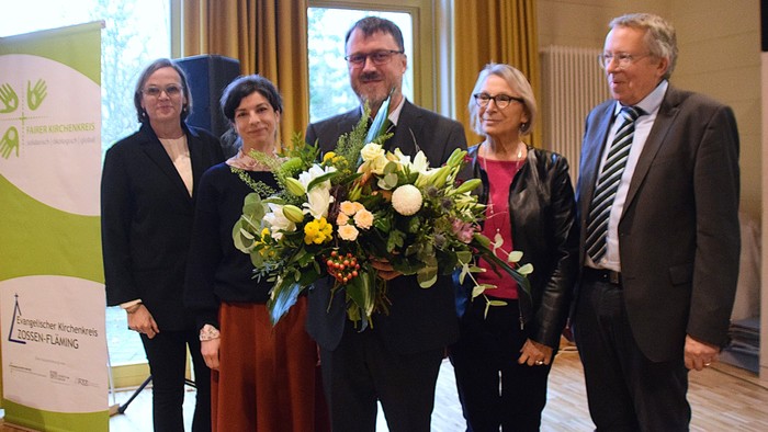 Blumen für den neuen Superintendenten. Noch im Bild: Gen.supin Theresa Rinecker und das Präsidium der Syndode.