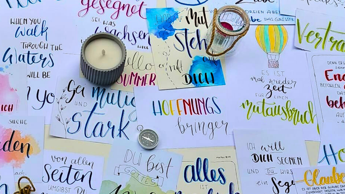 Plakat für eine Kalligrafie-Ausstellung mit verschiedenen farbenfrohen, handletterten Schildern und Details zur Veranstaltung.
