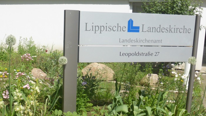 Lippische Landeskirche Schild mit Wildblumen und sonstigen anderen Pflanzen