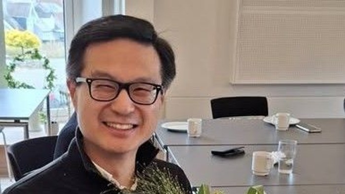 Mand siddende ved bord i sognegård