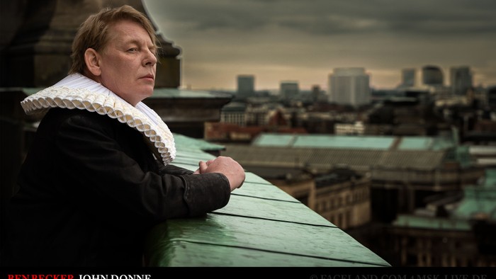 Ein Mann in historical Kleidung schaut über eine Stadtlandschaft