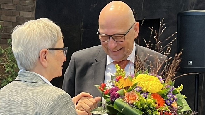 Michael Raddatz wird beglückwünscht und ihm werden Blumen überreicht.