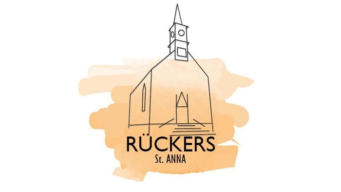 Das Bild zeigt eine Kirche mit Uhrturm und der Aufschrift