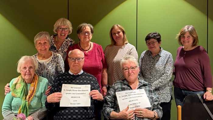 Gruppe von Frauen, die Urkunden an einem Tisch mit Bastelarbeiten halten