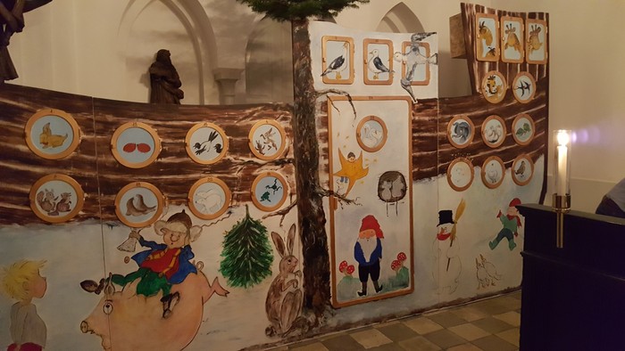 Billedet viser en indendørs vegne med malerier og klokker.