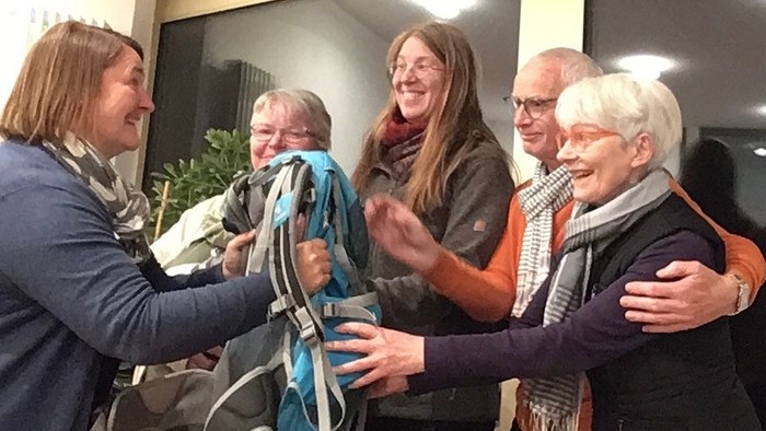 Gruppe von Menschen, die sich herzlich begrüßen