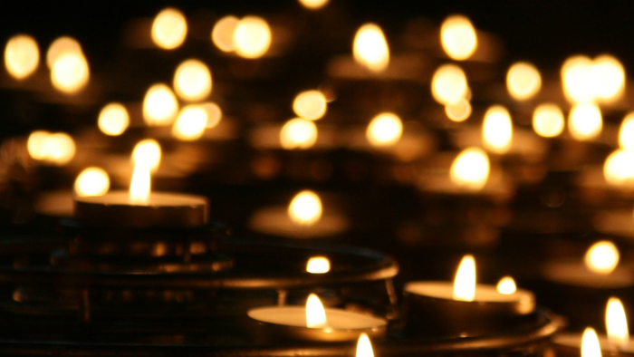 Plakat für Gemeinschaftsrosenkranz-Veranstaltungen mit kerzenbeleuchtetem Hintergrund