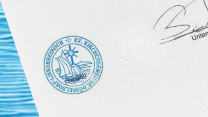 Offizielles Dokument mit Unterschrift und Universitätsemblem, teilweise auf blauem strukturiertem Hintergrund.