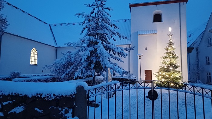 Kirken med juletræ