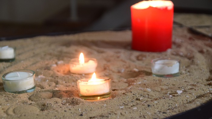 Gedenk-Teelichter in der Heilig-Geist-Kirche Teupitz