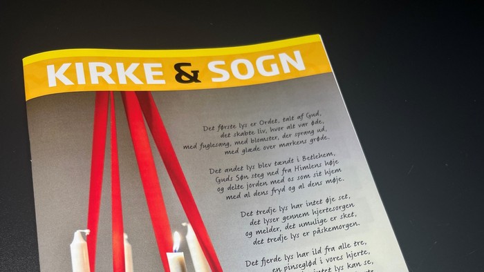 Kirkeblad med adventskrans og stearinlys