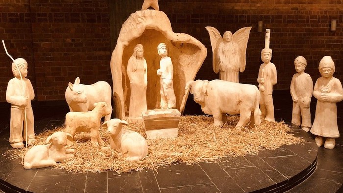 Die Krippe zeigt Jesus, Maria, Josef und Tiere in einer Stallenszene.